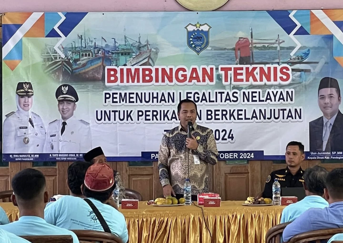 Kepala Diskan Pandeglang Uun Junandar sedang sedang memberi Bimbingan Teknis Pemenuhan Legalitas Nelayan untuk Perikanan yang Berkelanjutan di salah satu hotel di Pandeglang, beberapa waktu lalu.