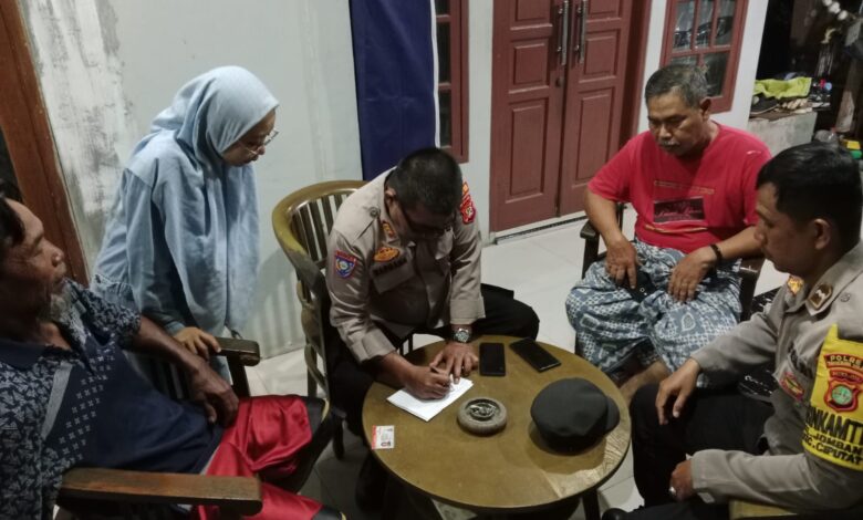 Polisi saat mengantarkan seorang perempuan yang hilan dua hari, ke rumahnya di PONDOK Aren.(dra)