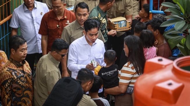 Wapres Gibran tinjau korban kebakaran di Kemayoran. Foto : Ist