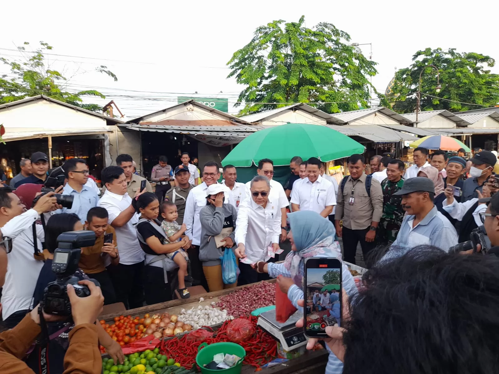 Menko Pangan Zulkifli Hasaan saat meninjau fi Pasar Tradisional di Sidoardjo, Jatim. Foto : Ist