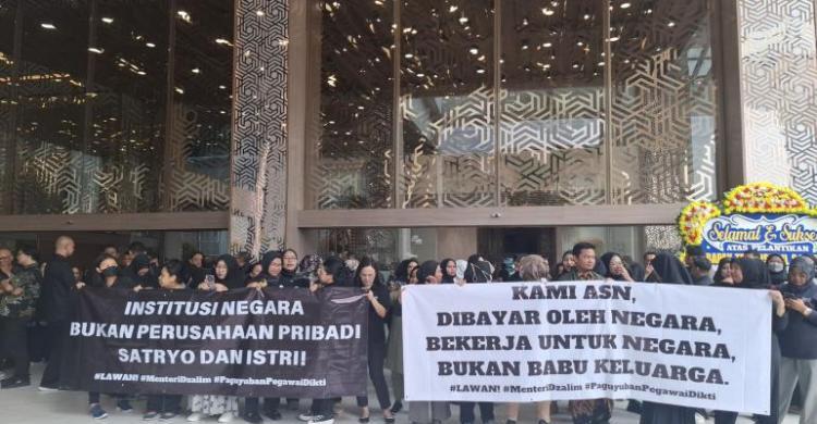 Demo ratusan ASN di kantor Kemendikti Saintek. Foto : Ist