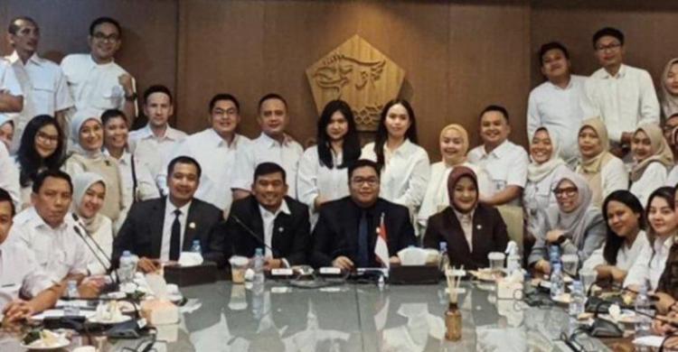 Ketua Pelaksana HUT Gerindra di DPR RI, Kawendra Lukistian (tengah) saat konferensi pers di Gedung DPR. Foto : Ist