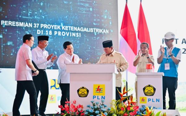 Presiden Prabowo saat meresmikan proyek PLN di Sumedang. Foto : Ist