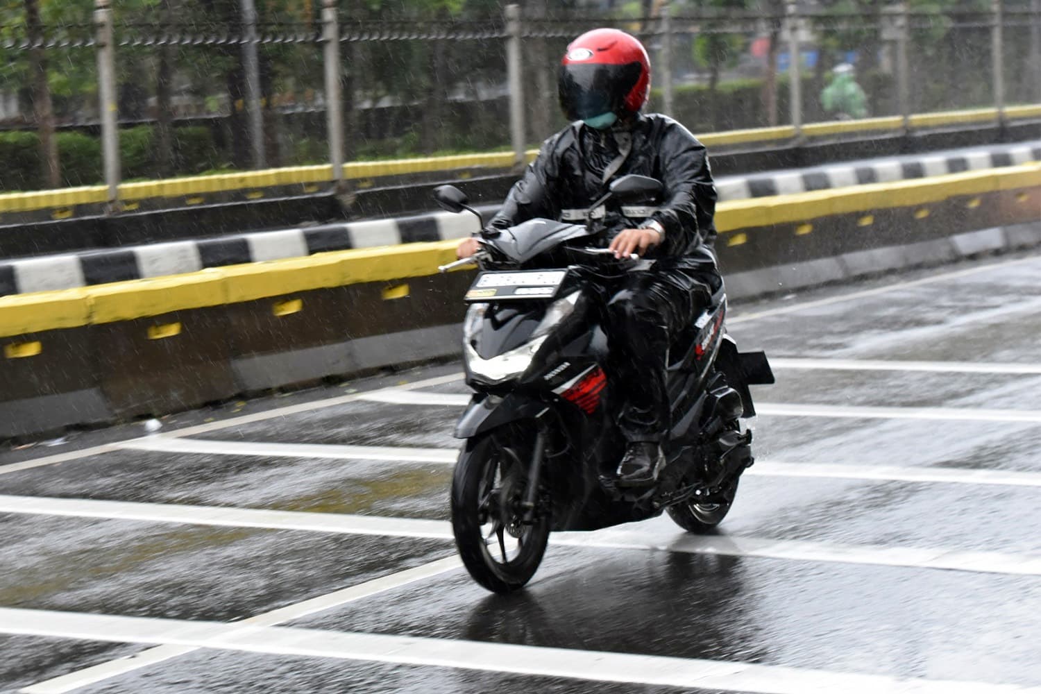 Jas hujan setelan lebih aman untuk berkendara di saat hujan.