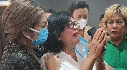 Farida Falex (tengah) Ibunda AM terduga pembunuh satpam. Foto : Ist