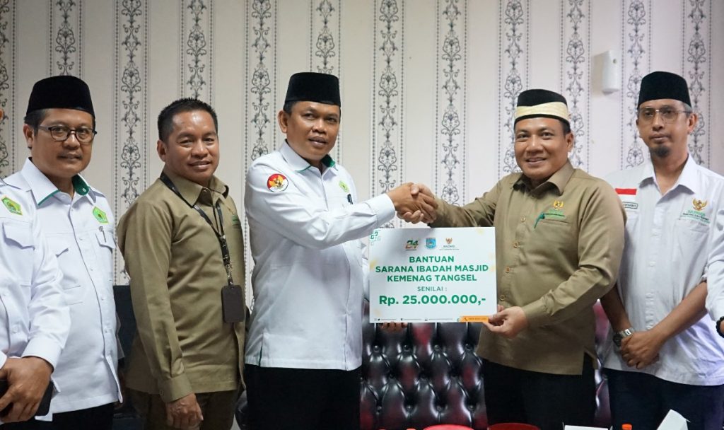 Baznas saat menyalurkan bantuan sarana ibadah kepada Masjid di kawasan Kemenag Kota Tangsel, Senin (20/1).