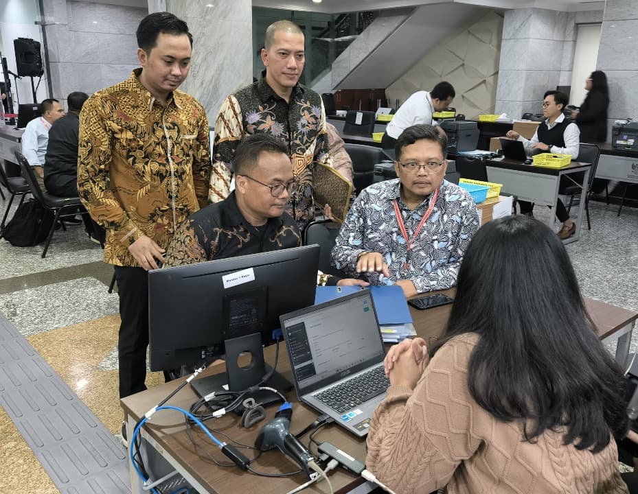 Tim Khofifaf-Emil saat mendaftarkan gugatan ke MK. Foto : Ist