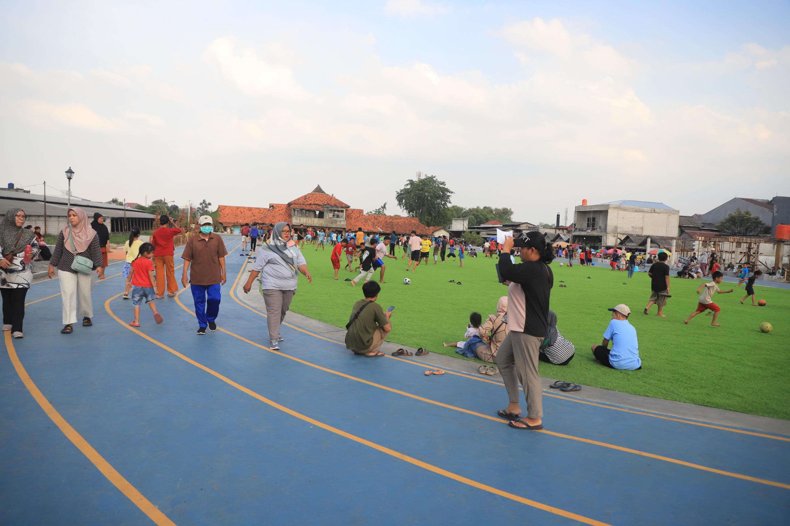 Masyarakat Kota Tangerang tampak memadati salah satu ruang publik yang disediakan oleh Pemerintah Kota (Pemkot) Tangerang untuk warga sekitar.