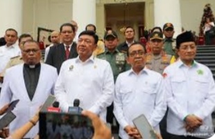 Menkopolkan Jenderal Pol (Purn) Budi Gubawan (no 2 dari kiri) saat menyampaikan konferensi pers. Foto : Ist