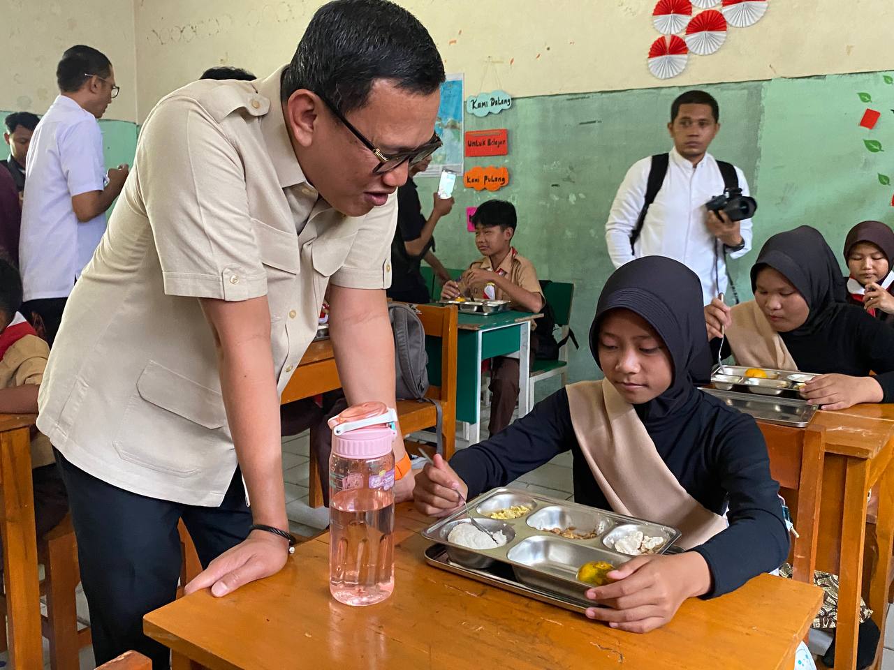 Menteri P2MI, Abdul Kadir Karding, saat meninjau pelaksanaan program makan bergizi gratis di MI Tarbiyatul Athfal, Serpong, Rabu (15/1).(dra)