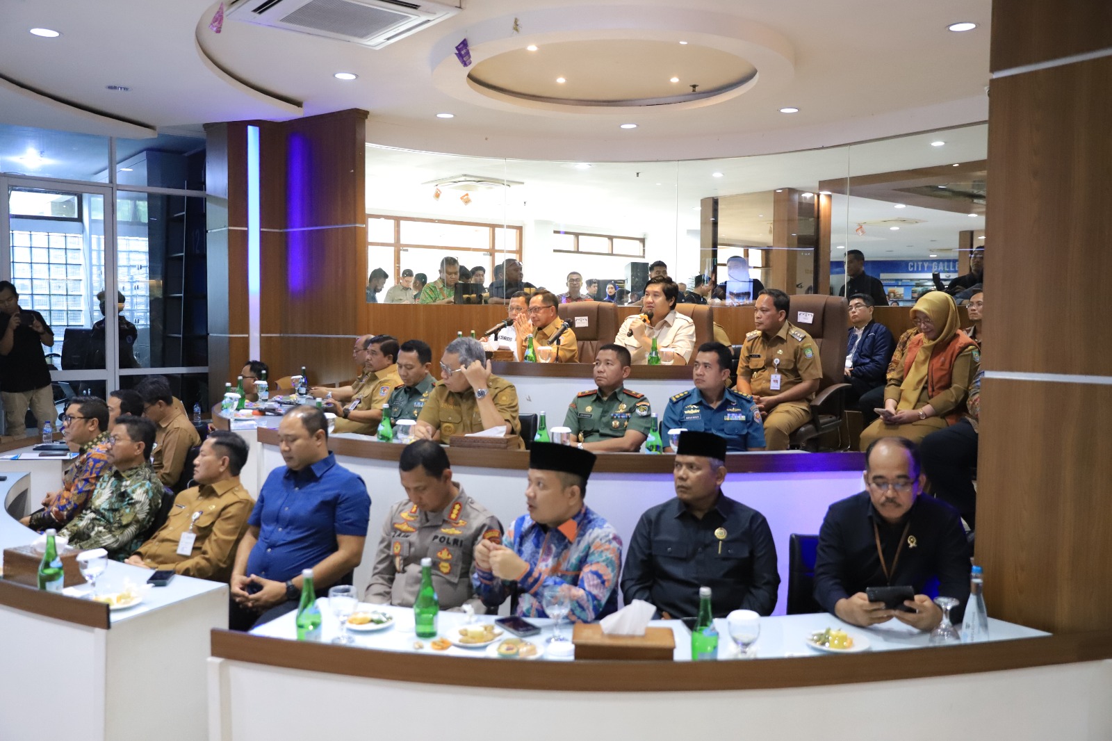 Menteri Perumahan dan Kawasan Permukiman (PKP) Maruarar Sirait melihat langsung terobosan inovasi penerbitan Persetujuan Bangunan Gedung (PBG) Maksimal 10 Jam Selesai, di Ruang Tangerang Live Room (TLR), Pusat Pemerintah (Puspem) Kota Tangerang, Selasa (14/1).