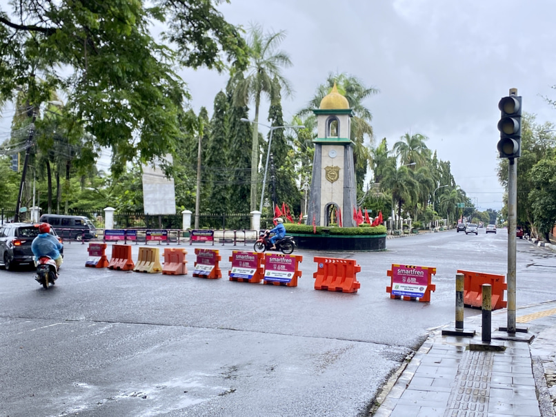 Akibat traffic light mati total, Jalan Raya Kesehatan Pandeglang ditutup  oleh road barrier, Senin (20/1).