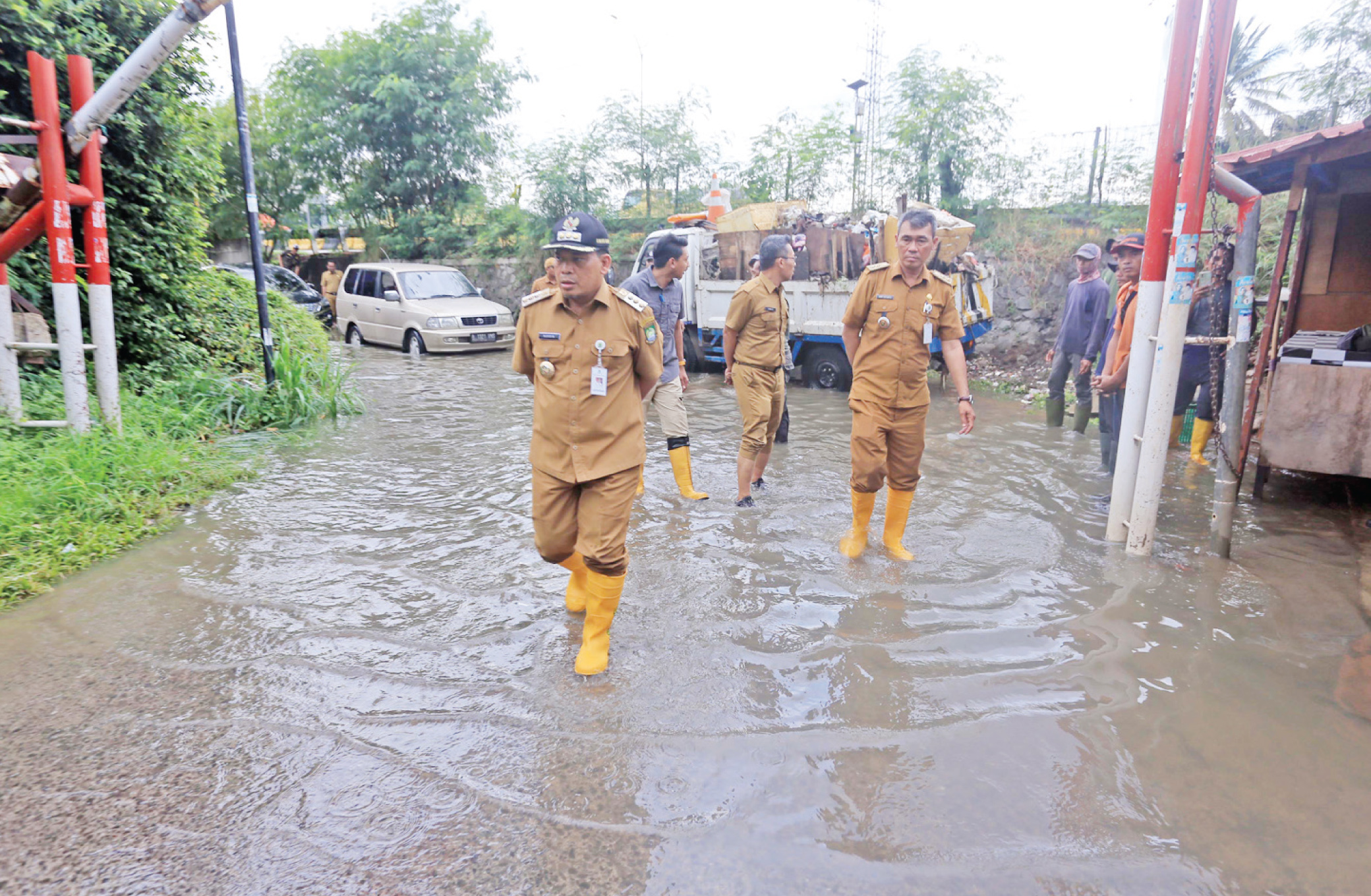 Penjabat (Pj) Wali Kota Tangerang, Nurdin, meninjau langsung lokasi yang terdampak genangan banjir di wilayah Pondok Bahar, Karang Tengah, Selasa (7/1).