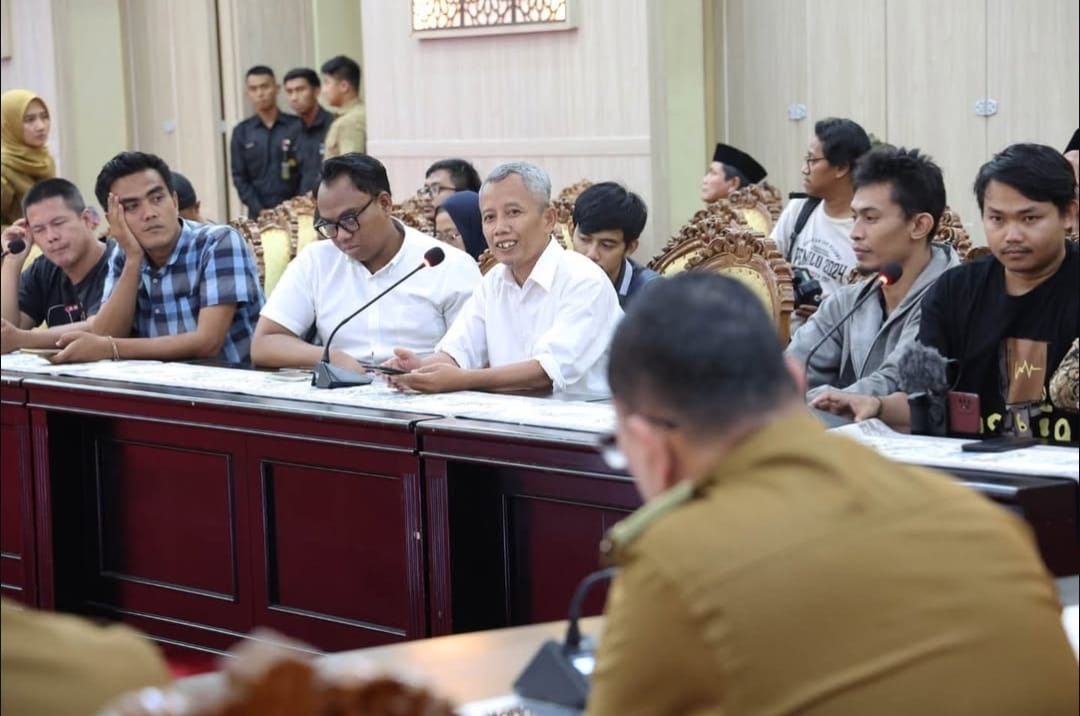 Penjabat Gubernur Banten A Damenta menggelar press conference terkait tarif pajak di Pendopo Gubernur Banten, KP3B Curug, Kota Serang, Senin (6/1).