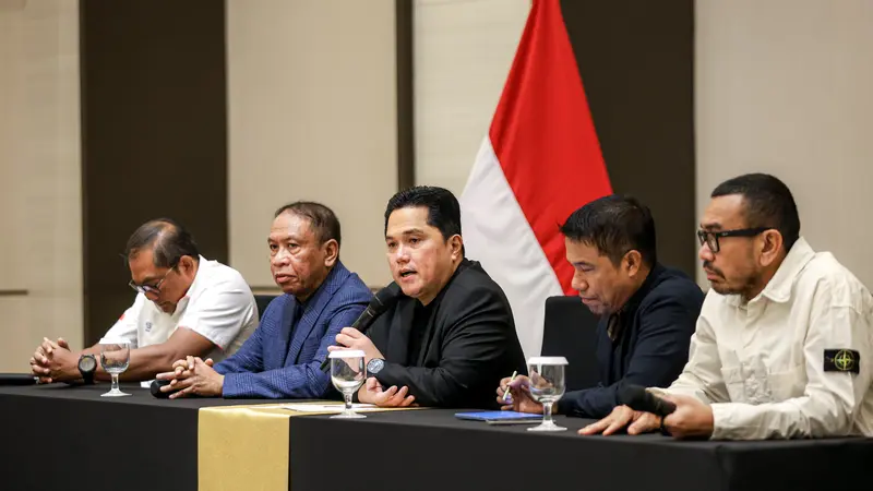 Ketum PSSI Erick Thohir (tengah) dan pengurus PSSI saat menggelar konferensi. Foto : Ist