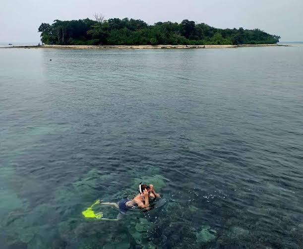 Wisatawan sedang snorkeling di Kawasan Pulau Liwungan Kabupaten Pandeglang.