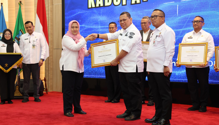 Staf Ahli Bupati Bidang Pemerintahan Hukum dan Politik Kabupaten Tangerang, Prima Saras Puspa secara simbolis menerima penghargaan di bidang Hak Asasi Manusia (HAM) di Pendopo Gubernur Banten, Rabu (8/1).