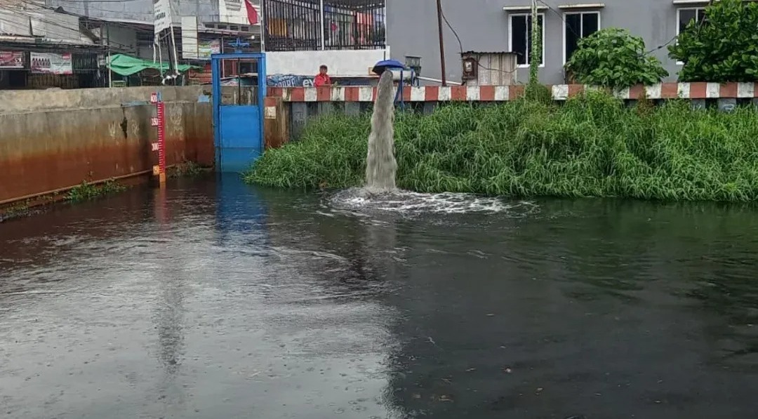 Salah satu upaya mengurangi banjir selama ini adalah membuang air yang menggenang dengan sistem pompanisasi.