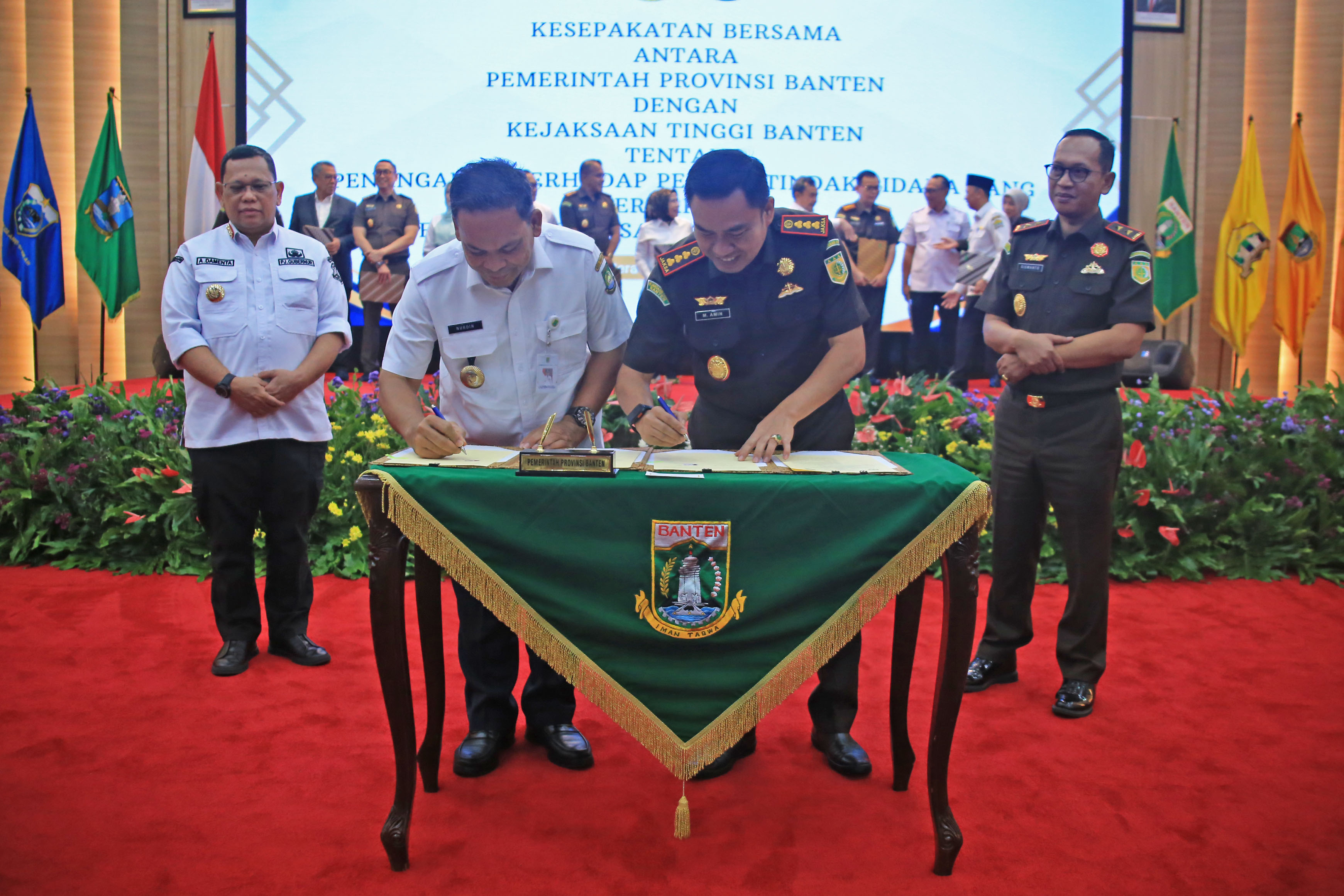 Penjabat (Pj) Wali Kota Tangerang, Nurdin dengan Kepala Kejaksaan Negeri Kota Tangerang, Muhammad Amin, melakukan penandatanganan Memorandum of Understanding (MoU) terkait penerapan Restorative Justice (keadilan restorasi) dalam penanganan perkara tindak pidana.