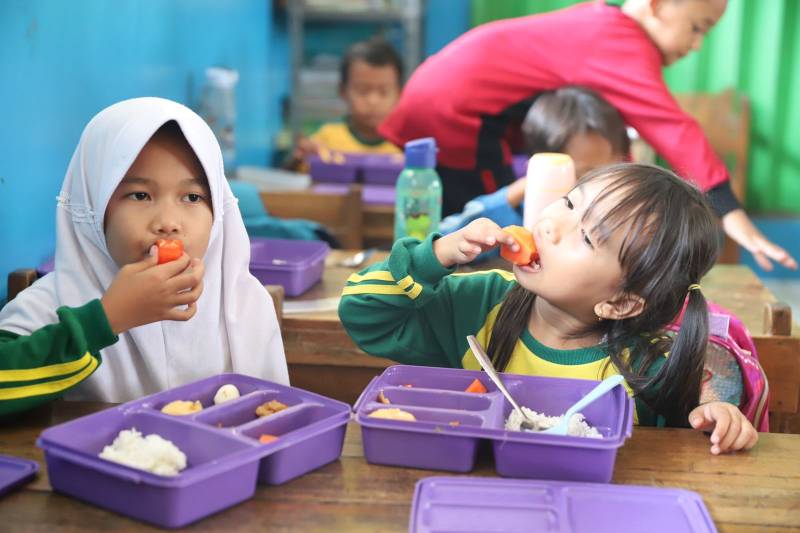 Siswa-siswi di Kota Tangerang tengah menyantap makan yang merupakan program MBG.