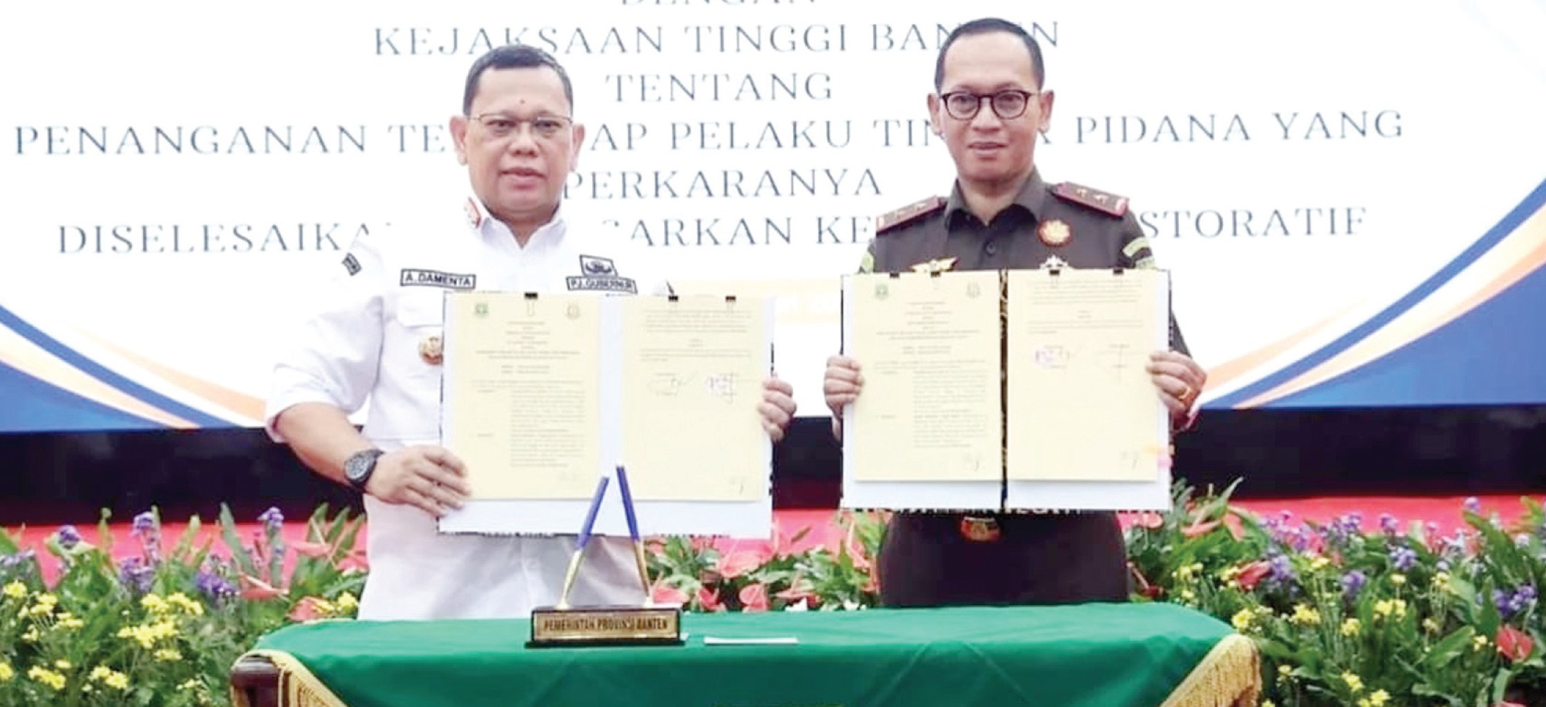 Pemprov dan Kejati Banten melaksanakan penandatanganan kesepakatan bersama tentang Penanganan Terhadap Pelaku Tindak Pidana yang Perkaranya Diselesaikan Berdasarkan Keadilan Restoratif di Pendopo Gubernur Banten, KP3B Curug, Kota Serang, Rabu (8/1).(yul)