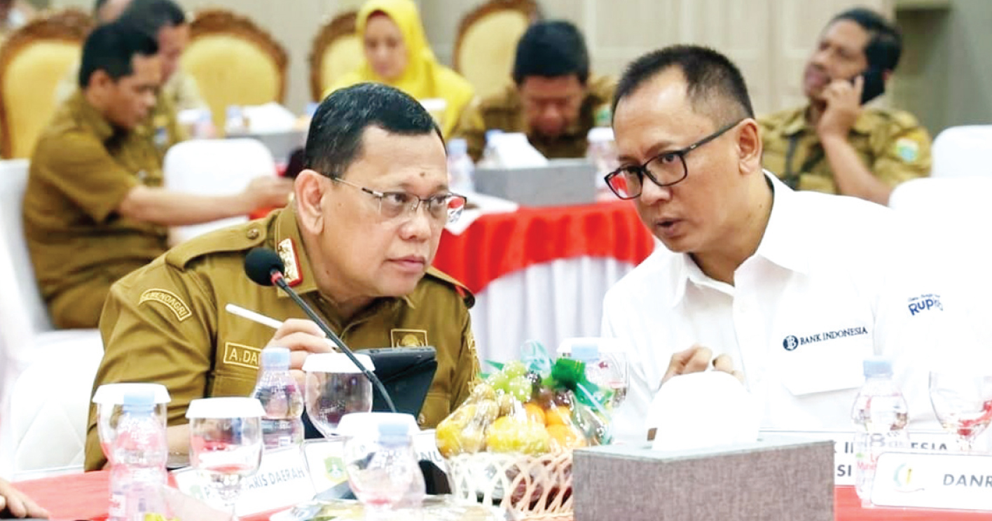 Penjabat Gubernur Banten A Damenta mengikuti Rapat Koordinasi Pengendalian Inflasi yang dipimpin Plt Sekretaris Jenderal Kementerian Dalam Negeri Irjen Tomsi Tohir secara virtual di Pendopo Gubernur Banten, KP3B Curug, Kota Serang Senin (13/1).