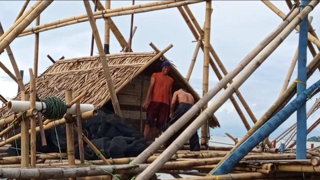 Para nelayan bagan sedang memperbaiki kondisi bagannya yang rusak pasca diterjang gelobang ombak besar.(pal)