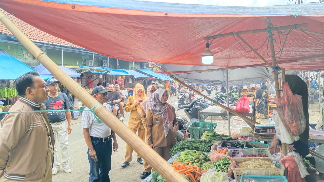 Proses penertiban Jalan H. Usman yang menjadi bagian kawasan Pasar Ciputat, Tangerang Selatan (Tangsel) masih terus berlangsung, Selasa (7/1). (tangselpos.id/irm)