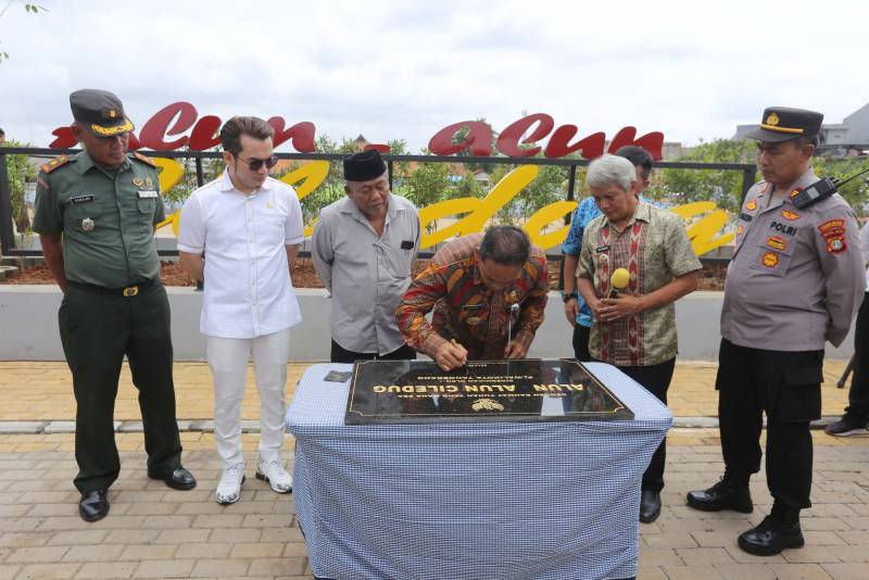 Penjabat (Pj) Wali Kota Tangerang, Nurdin, tengah menandatangani prastasti saat peresmian Alun-alun Ciledug, Kamis (30/1).