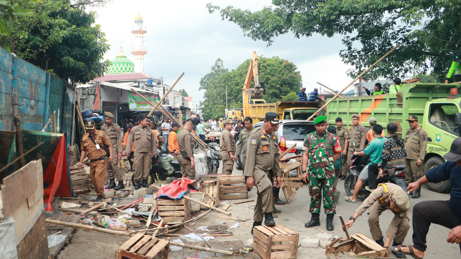 Satpol PP Kota Tangerang bersama tim gabungan saat melakukan penertiban PKL yang berjualan di Jalan Irigasi, Sipon, Kecamatan Cipondoh.