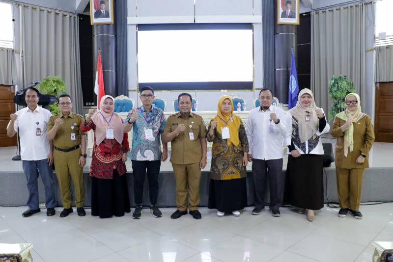 Penjabat (Pj) Wali Kota Tangerang, Nurdin, foto bersama usai membuka kegiatan pelatihan di Sawangan, Depok, Jawa Barat pada Senin (20/1).