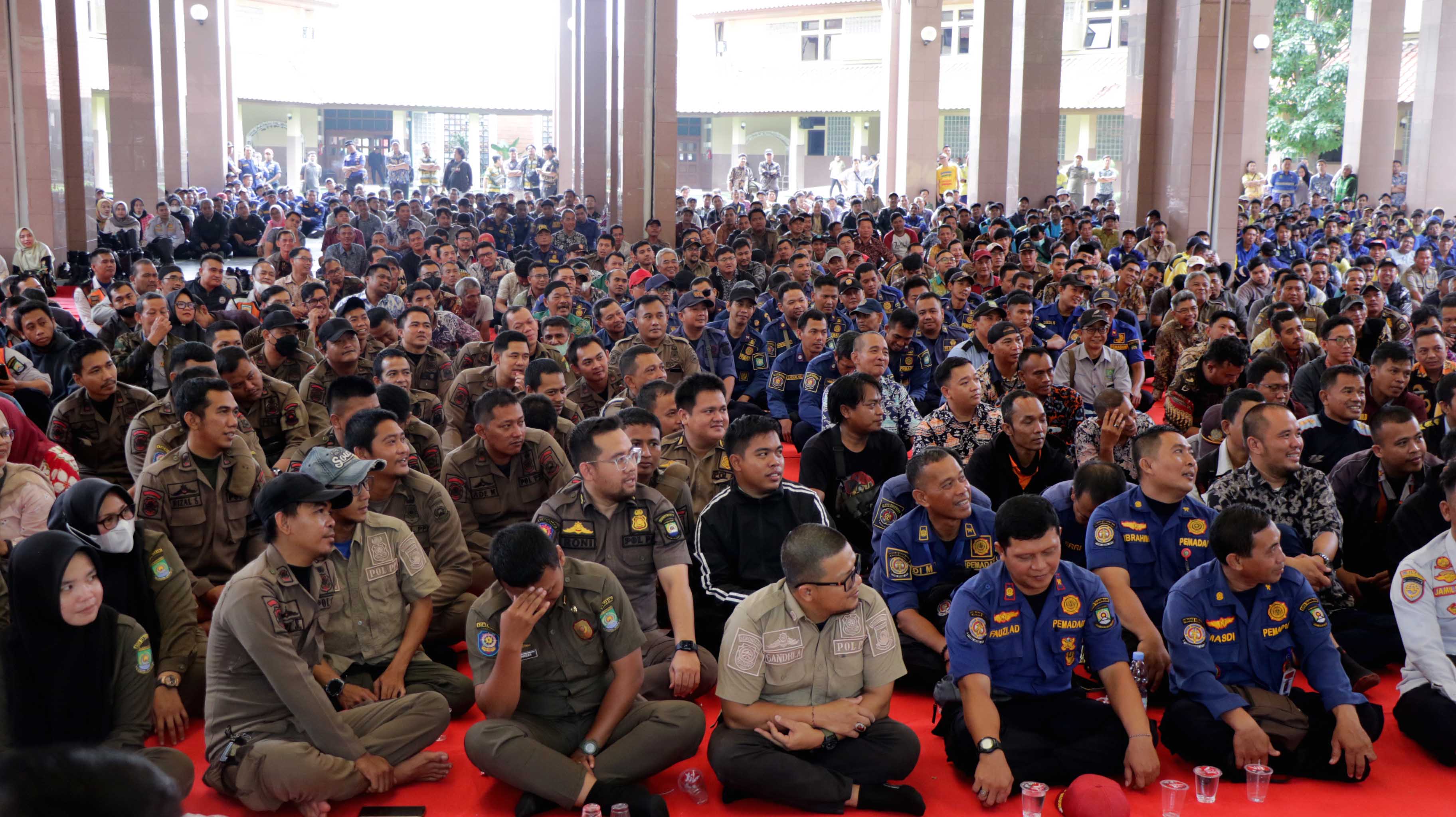 Para tengah honorer menyimak sosialisasi kebijakan PPPK Paruh Waktu bersama ratusan tenaga honorer di lingkungan Pemkot Tangerang, Kamis (16/1).