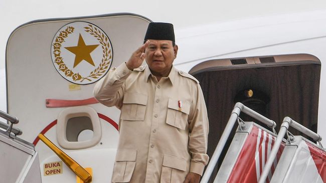 Presiden Prabowo saat akan bertolak ke India Kamis (23/1) dari Halim Perdanakusuma. Foto : Ist