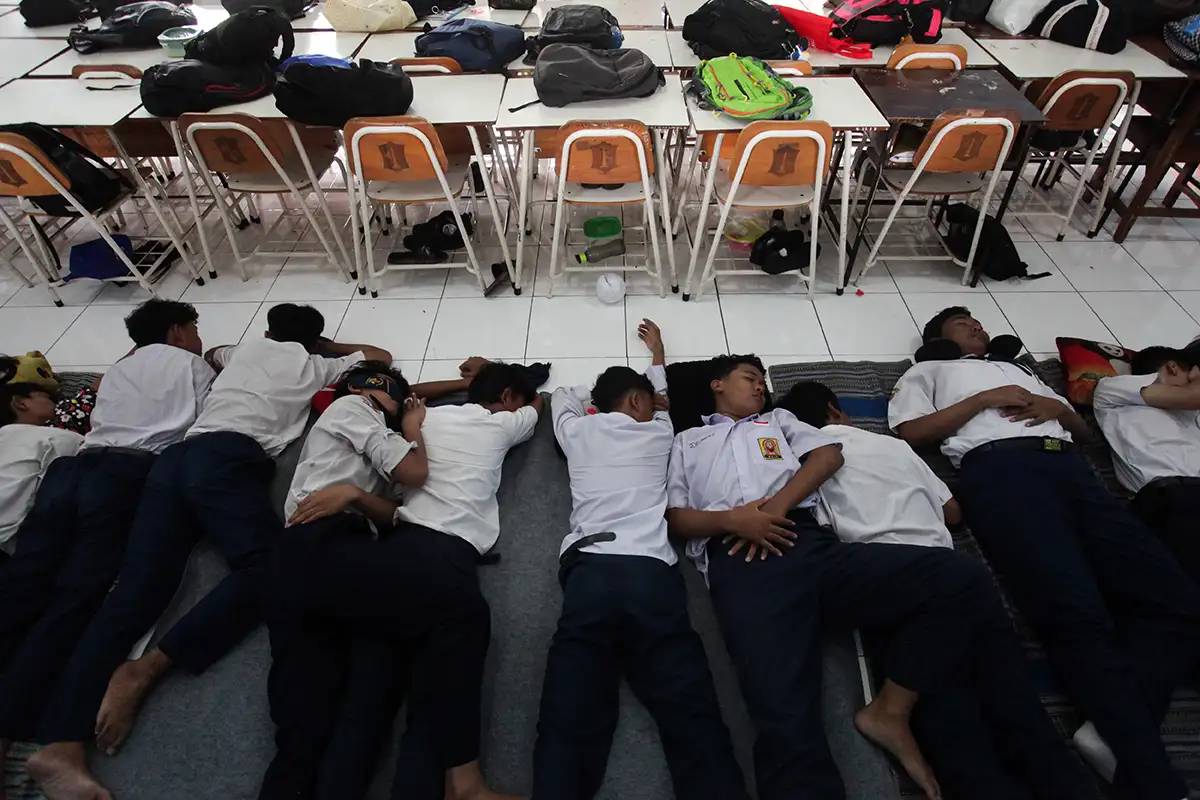 Murid SMP 39 Surabaya saat tidur siang. Foto : zist