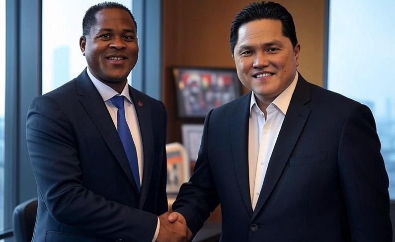 Ketum PSSI Erick Thohir bersama pelatih baru PSSI Patrick Kluivert. Foto : Ist