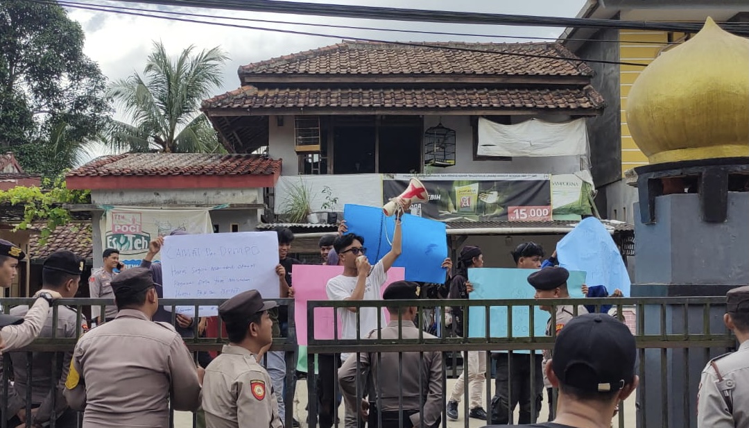 Puluhan mahasiswa sedang melakukan aksi unjuk rasa di depan Kantor Kecamatan Banjar, Kamis (9/1)