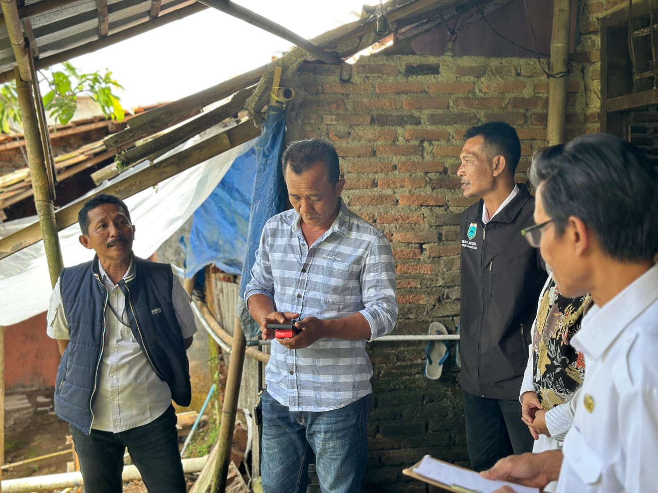 Anggota DPRD Pandeglang Ade Kadar Solihat bersama Camat Karangtanjung dan para pihak lainnya sedang meninjau lokasi bencana pergeseran tanah, Rabu (8/1).