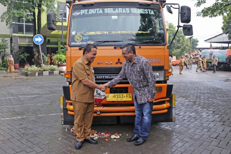 Penjabat (Pj) Wali Kota, Nurdin, secara simbolis melepas truk pengiriman produk mesin Refused Derived Fuel (RDF) hasil olahan Pemkot Tangerang ke PT Solusi Bangun Indonesia, Selasa (21/1).