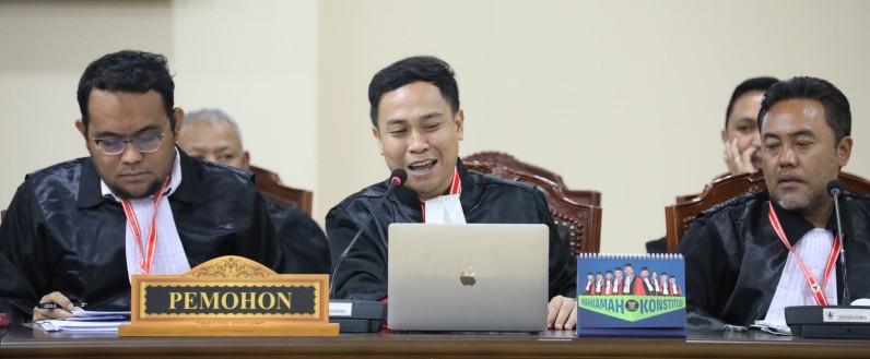 Tim kuasa hukum Ruhama-Shinta saat menyampaikan dalilnya di sidang MK.