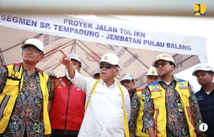 Ketua OIKN Basuki Hadimuljono (baju putih) saat meninjau proyek di lingkungan IKN. Foto ; Ist