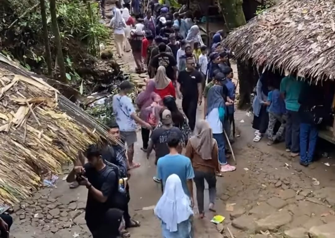 Para wisatawan saat berliburan ke kawasan objek wisata Suku Baduy di Lebak.