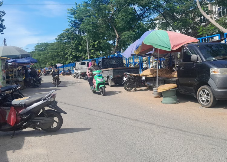 Kondisi arus lalu lintas di Jalan Irigasi Sipon, Cipondoh yang masih dua arah.