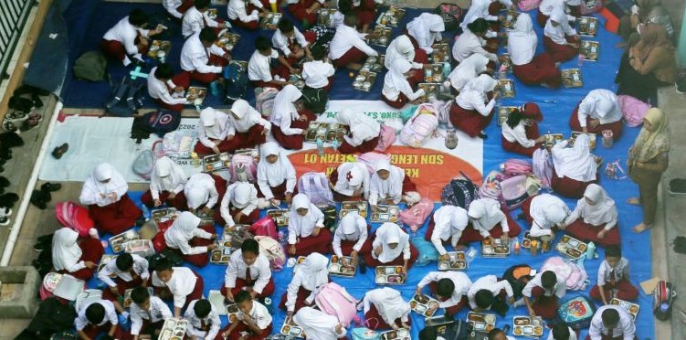 Makan Bergizi Gratis di SDN Lengkong Wetan 01, Serpong, Kota Tangerang Selatan. Foto : Ist