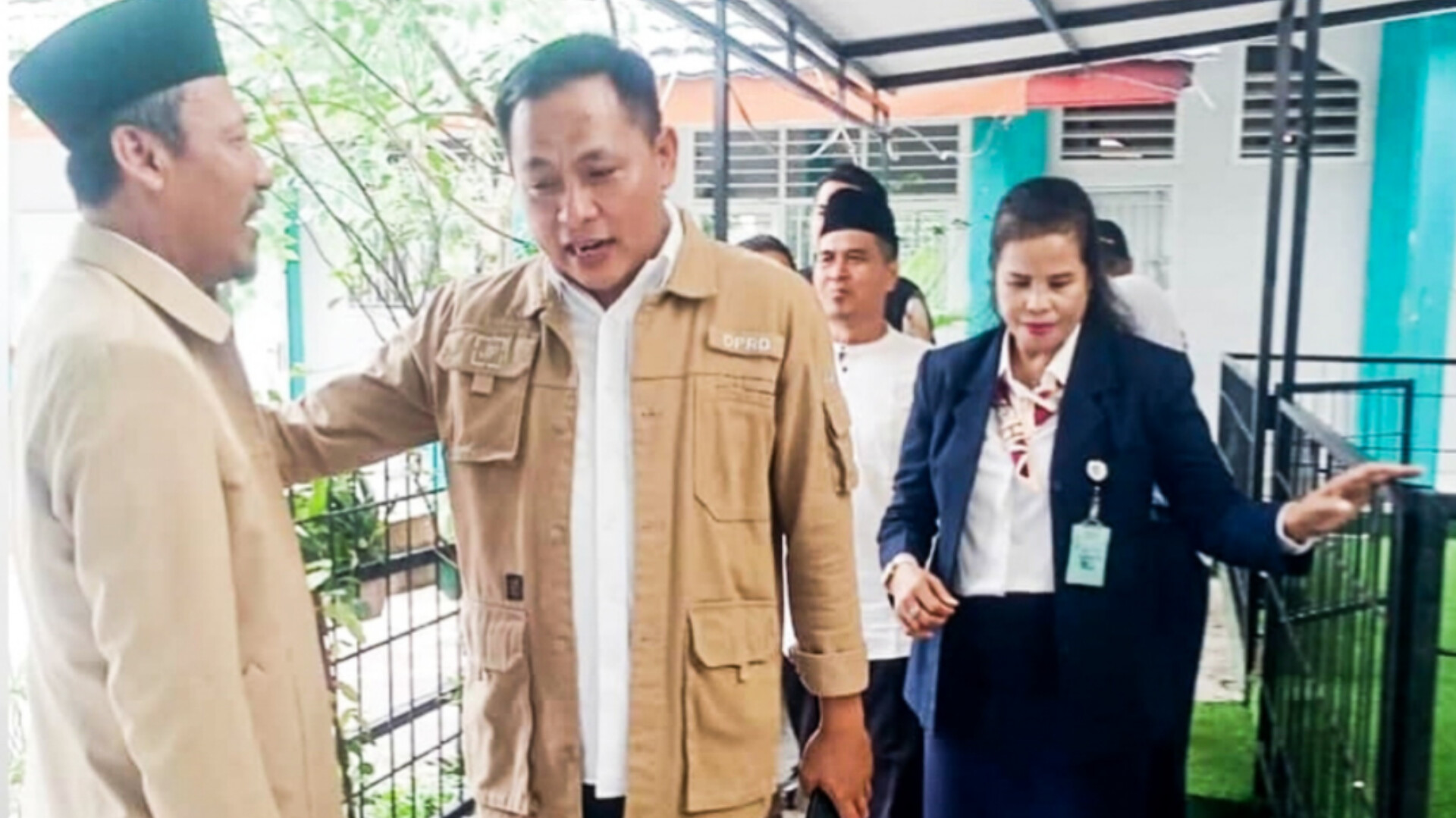 MENDESAK. Anggota DPRD saat lakukan tinjauan ke SMPN 20 Kota Tangsel, Kamis (23/1).