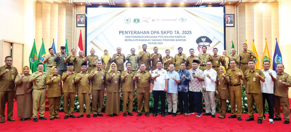 SKPD di lingkungan Pemerintah Provinsi Banten foto bersama usai menerima DPA dan Penandatanganan Perjanjian Kinerja Kepala Perangkat Daerah Provinsi Banten Tahun 2025 di Pendopo Gubernur Banten, KP3B Curug, Kota Serang, Senin (13/1).