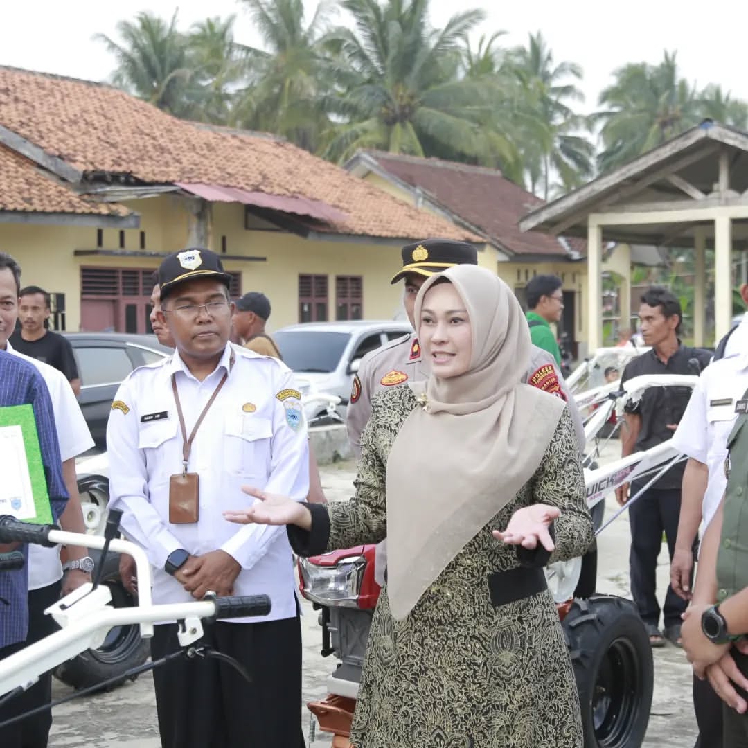 Bupati Pandeglang Irna Narulita didampingi Kepala DPKP Pandeglang Nasir sedang menyerahkan bantuan traktor kepada petani, beberapa waktu lalu.(pal)