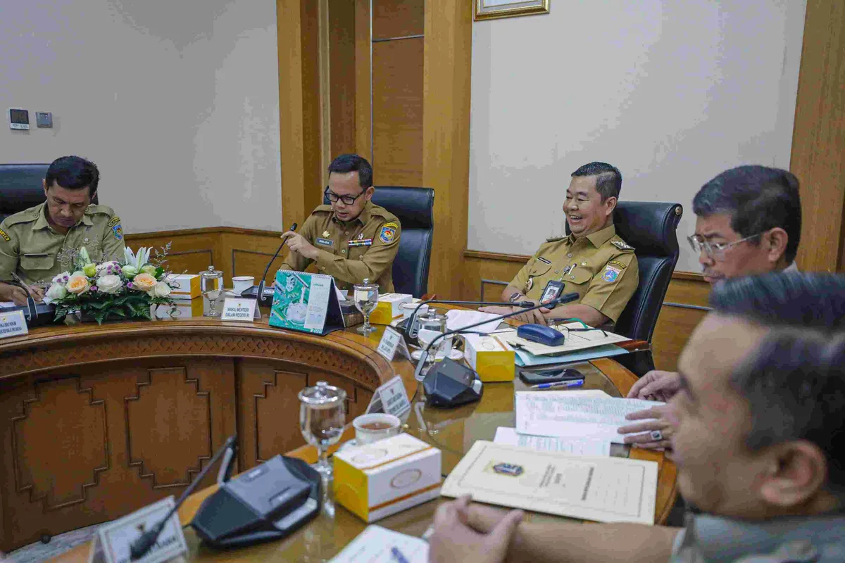 Rapat koordinasi Wamendagri Bima Arya (no 2 dari kiri) dan Pj Gubernur Jakarta Teguh Setyabudi (no 3 dari kanan) di Balaikota. Foto : Ist