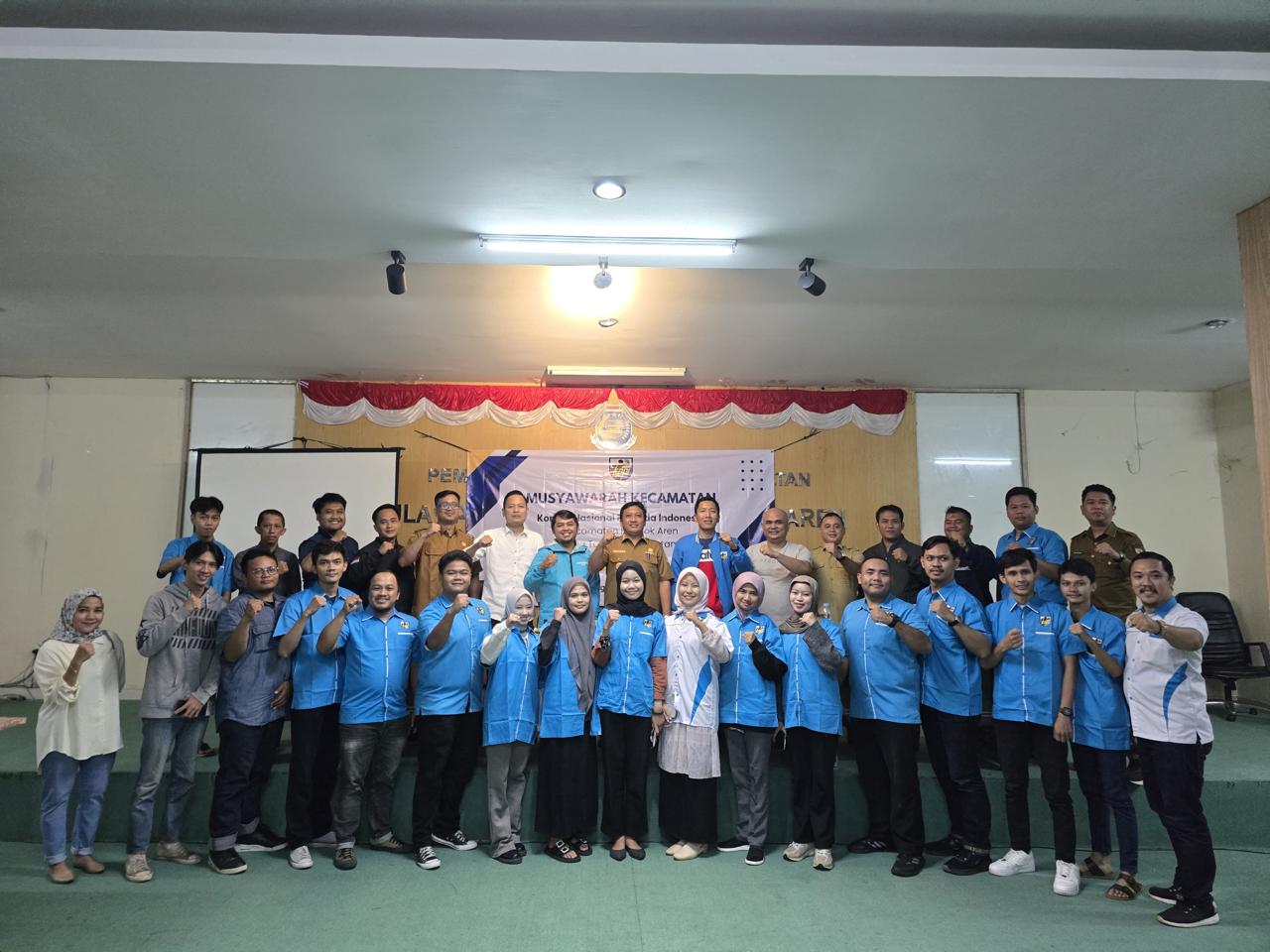 FOTO BERSAMA. KNPI Pondok Aren bersama Camat Pondok Aren Hendra foto bersama selepas pemilihan Ketua dan Pengurus KNPI Pondok Aren periode 2025-2028. Foto : Ist