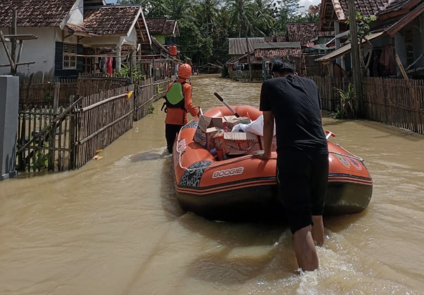 Pihak BPBDPK Pandeglang sedang membawa bantuan untuk diberikan kepada para korban banjir di Wilayah Desa Sumur Batu, Kecamatan Cikeusik, Kabupaten Pandeglang, Minggu (19/1).(pal)