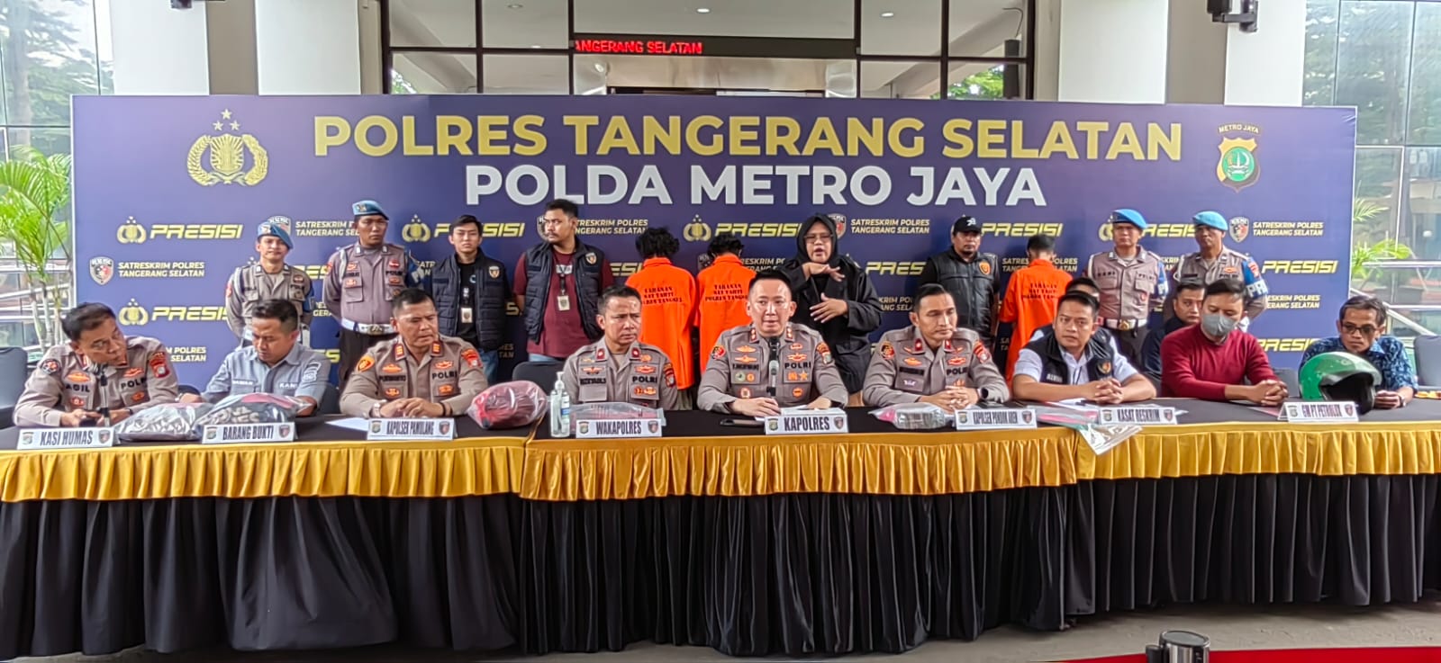 Polisi saat menggelar konferensi pers kasus pembegalan di kawasan Pamulang, Sabtu (18/1)